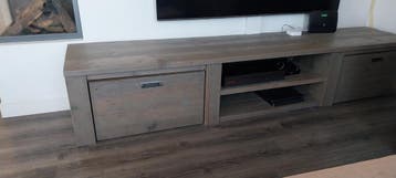 Gratis steigerhouten TV-meubel met opbergruimte