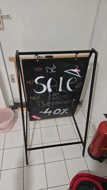 Zwart krijtbord op standaard