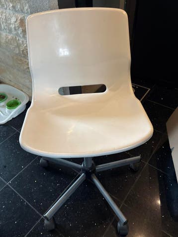 Witte bureaustoel met wieltjes gratis