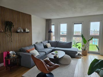 Ruime grijze hoekbank