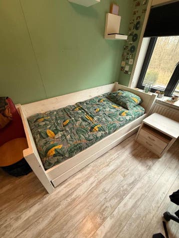 massief houten bed met onderlade 200x90, met nachtkastje
