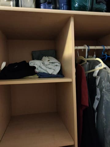 Kledingkast met planken en hangruimte