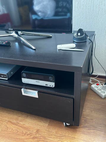 tv meubel met lades en wieltjes GRATIS