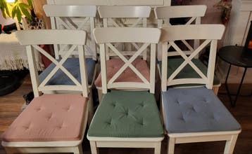 Zes witte eetkamerstoelen met gekleurde kussens