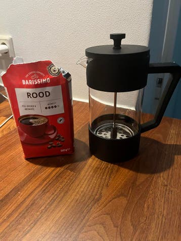 Koffiezetter (French Press) met aangebroken pak koffie