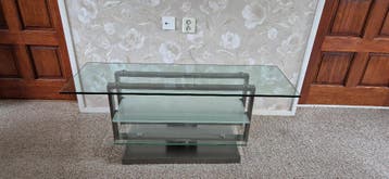 Glazen Design TV-meubel ( voor een krat Hertog-Jan )