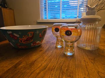Glazen, schaal en pot