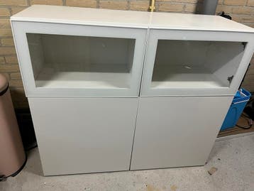 GRATIS - Witte Ikea kast met vitrine gedeelte