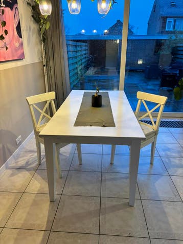 Gratis af te halen eettafel, 2 stoelen