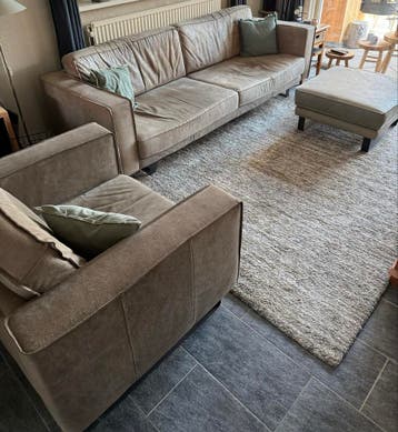 Complete bankenset: 4-zitsbank, fauteuil en hocker. GRATIS