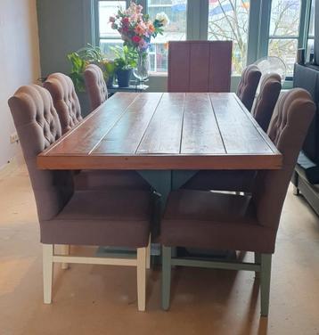 Eettafel met 6 stoffen stoelen