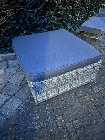 Loungeset bijzettafeltje met kussen (gratis)