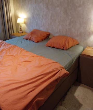Gratis tweepersoons boxspring met nachtkastjes