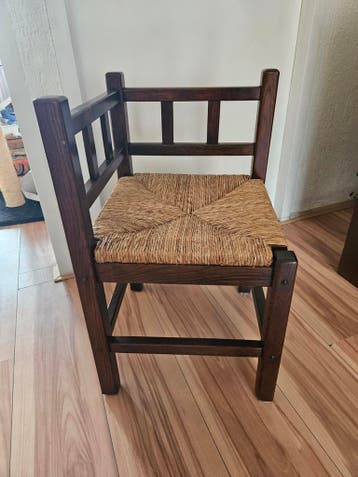 Houten krukje met rieten zitting