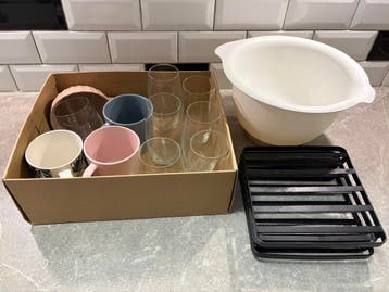 Gratis: Mokken, bekers, onderzetters en mengkom