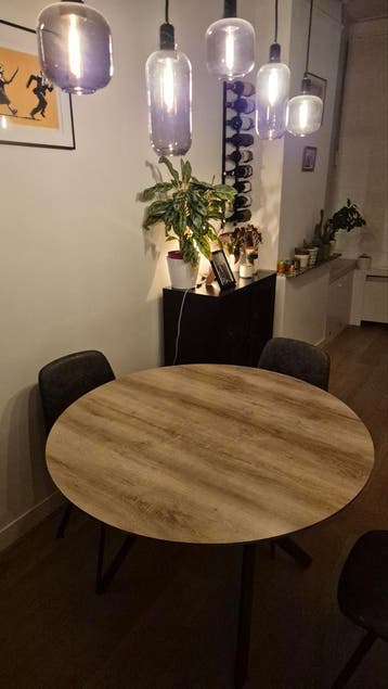 Gratis ronde eettafel + 4 stoelen (zeer goede staat)
