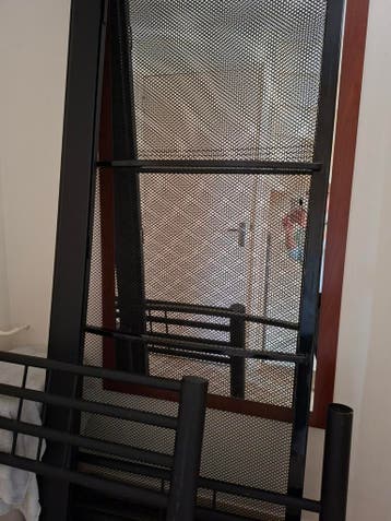 Zwart stalen bed met goed matras 90 bij 220 cm