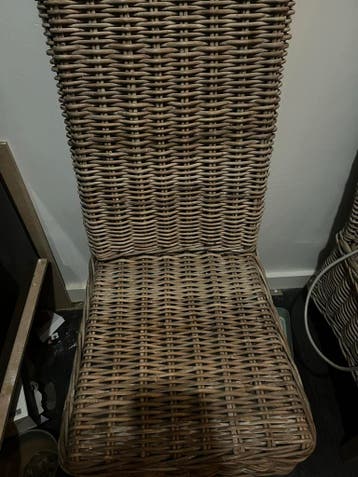 Vier rieten stoelen en een bureaustoel