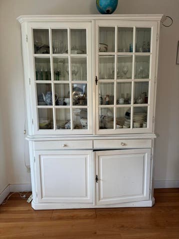 Witte vitrinekast met glazen deuren (deur defect)