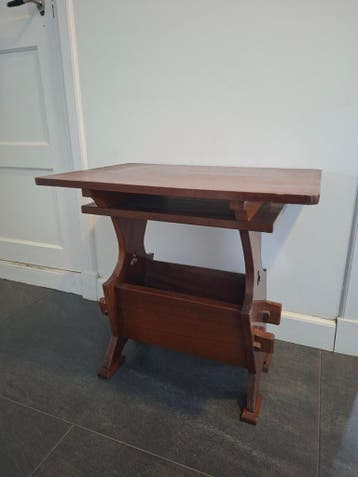 Houten krantenbak tafeltje