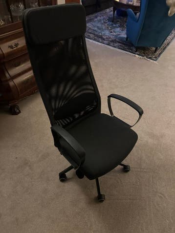 Grijze bureaustoel met hoge rugleuning