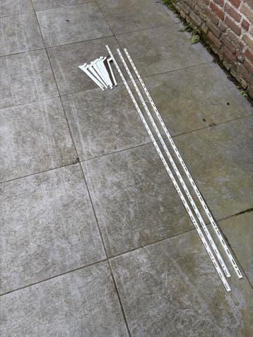 Witte plankdragers en rails voor wandplanken
