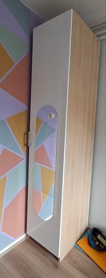 Ruime kledingkast met spiegel - snel ophalen!