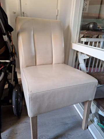 GRATIS creme kleurige stoel