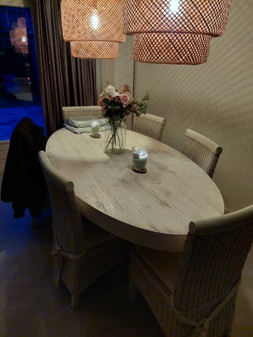 Witte ovale eettafel