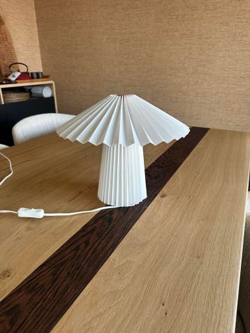 Witte plissé tafellamp
