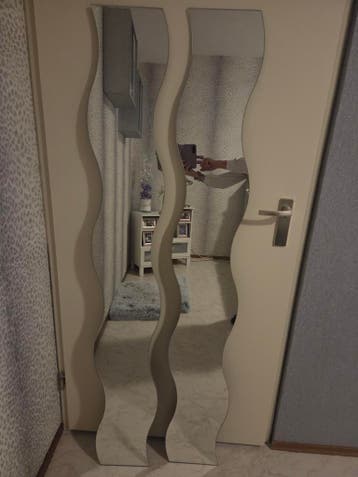 2 gegolfde spiegels van Ikea