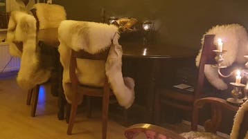 Uitklapbare eettafel met 4 stoelen (antiek)