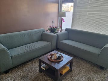 Twee tweezits banken (gratis af te halen op 1 of 2 april)