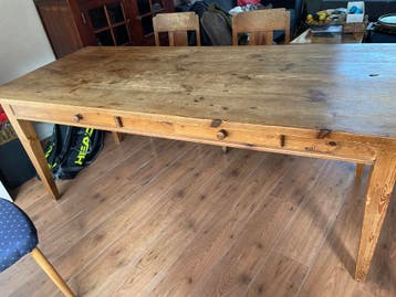 Robuuste houten eettafel met lades