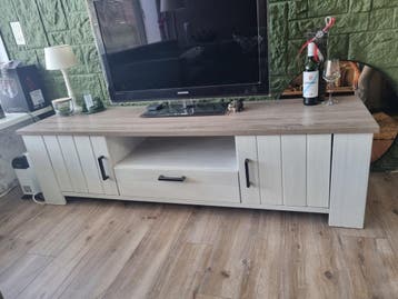 TV meubel (gratis af te halen op 1 of 2 april)