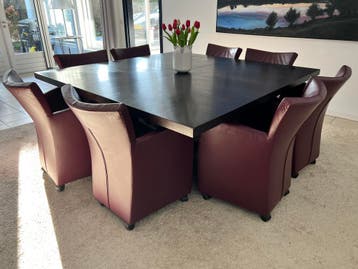 Houten tafel 180x180 cm met 8 leren stoelen, gratis!