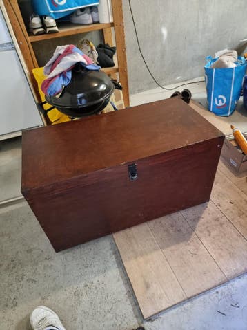 Grote donkerbruine kist van multiplex