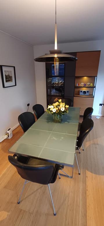 Glazen en metalen tafel niels gammelgaard