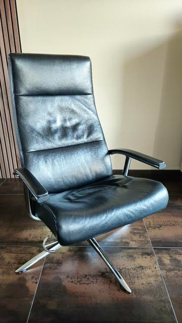 2 MONTEL, leren draaistoelen.