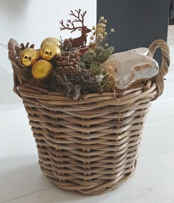 Nieuwe Rotan Mand met Bloemstuk,