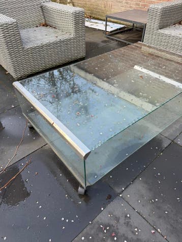 Glazen tafel met rvs op wielen.