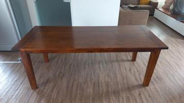 Eettafel 210cm x 90cm x 78cm.