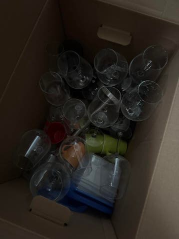 Diverse keukenbenodigdheden: glazen, koffie kopjes
