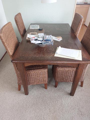 Eettafel met vier rieten stoelen