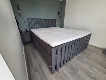 Gratis Boxspring 180x210 met hoofd, voetenbord en topper