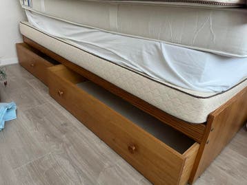 Houten 1 persoons bed met opberglades