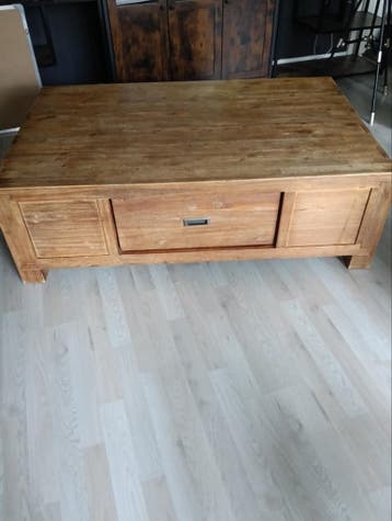 Robuuste houten salontafel met lade
