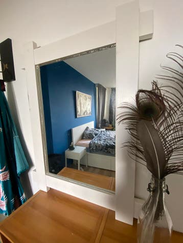 Witte spiegel met brede houten lijst