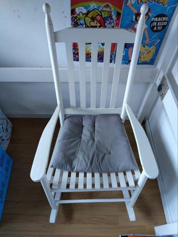 Witte schommelstoel met kussen