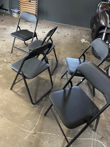 Gratis af te halen: 5 zwarte klapstoelen